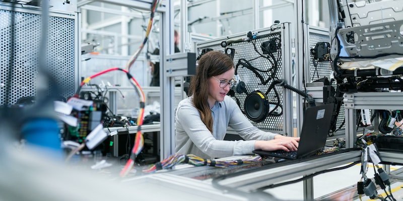 What are 4 similarities between science and technology?